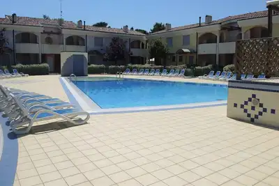 Image de Appartement de vacances avec air conditionné et une piscine extérieure