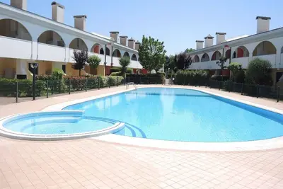 Image de Appartement de vacances avec air conditionné et une piscine extérieure