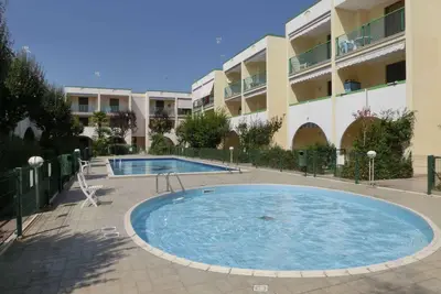 Image de Appartement de vacances avec climatisation, balcon et piscine