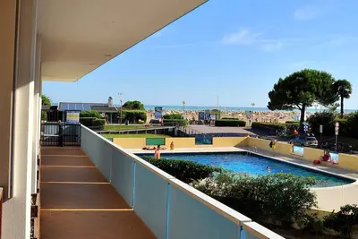 Image de Appartement de vacances avec piscine extérieure, climatisation et terrasse avec vue sur la mer