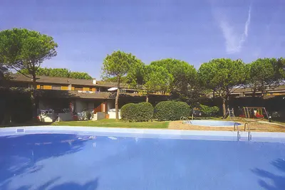 Image de Appartement de vacances avec air conditionné et une piscine extérieure