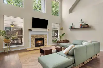 Image de Large family and pet friendly home with game room, multiple TVs, and ping pong!