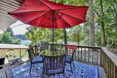Image de Magnolia Lake House-family friendly, close to UofA, and gorgeous lake views!
