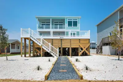 Image de Slow M'Ocean: Large, Modern Home with a Pool, Elevator and Hot Tub!