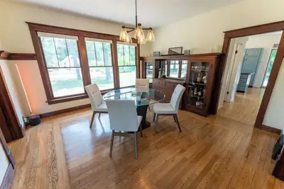 Image de Centrally located remodeled craftsmen home between Muskegon and Grand Haven.