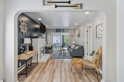 Image de Little Lakefront Getaway on Plx