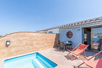 Image de 403-A-Bel appartement avec vue sur le canal et piscine
