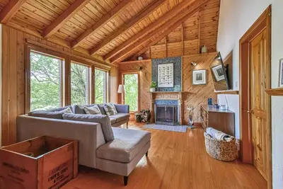 Charming waterfront cottage- fully equipped!