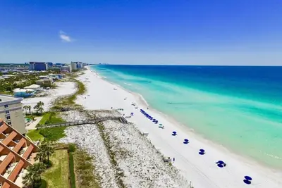 Image de Ocean-Front Luxury Condo on Holiday Isle – Overlooks the Beautiful Emerald Coast