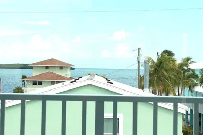 Image de New construction 3 story house, just minutes from the best fishing and diving.