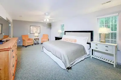 Image de Upstairs condo near beach close to pool. Sleeps 10. Free pkg at beach. Aug16-23