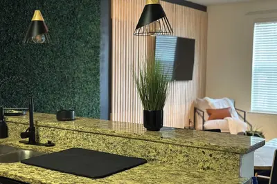 Image de Modern : : :  200 yards from Metro station, Quick access to Dca, National Harbor!