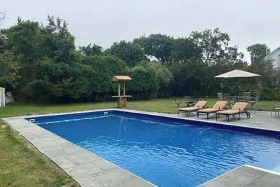 Image de Southampton Home with Heated Pool, 6 minutes from beach’s