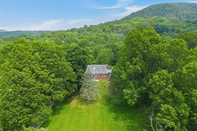 Image de Sanctuary Amidst Natures Majesty