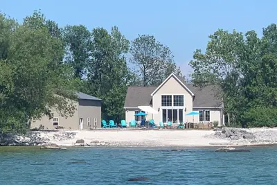 Image de Shells Beach - Spacious Lake Ontario 3 bedroom Plus Loft Waterfront Home\n
