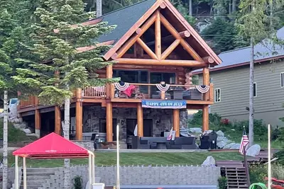 Image de Beautiful Log Cabin Getaway on Pend Orielle w\/ Private Dock, Hot Tub, Firepit