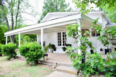 Image de Ranch house at Coyote Creek near Murphy’s and Ironstone Vineyards