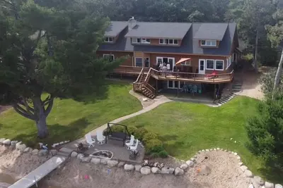 Image de Beautiful lake home on the sandy south shores of Pelican Lake.