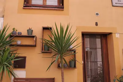 Image de Charmante maison de ville rénovée avec pierres apparentes et balcon avec vue mer