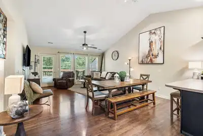 Image de Luxury Amidst Nature: Modern 2 Bedroom Condo near Silver Dollar City