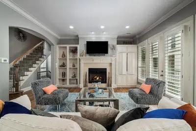 Image de Spacious 3 lvl Oak Lawn Townhouse close to Uptown, Downtown, Highland Park, Smu