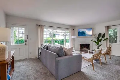 Image de Large Single Family Home * Steps to Windansea Beach * Dog Ok