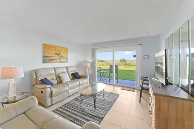 Image de Cozy Ground Floor Walkout w/Ocean View