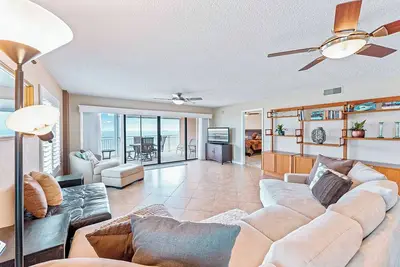 Image de Oceanfront Bliss Stunning Corner Unit with Panoramic Views & Large Balcony