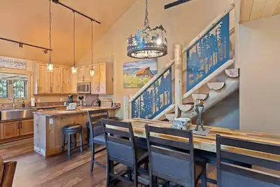 Image de Private Hot Tub - Huge Covered Deck- Garage - On Ski Bus Route