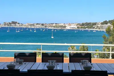 Image de Appartement climatisé vue mer imprenable et accès direct plage et piscine pour 6