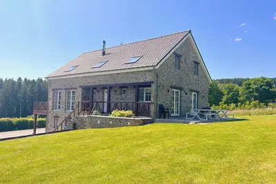 Image de Belle maison de groupe avec grand jardin