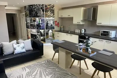 Image de Beautiful 5 bed apartment with outdoor courtyard, sleeps 8