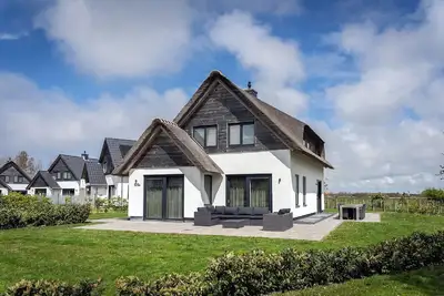 Villa de chaume près de la mer de Texel