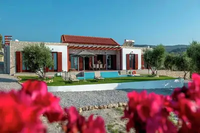 Image de Villa à Arkadi avec piscine près de la mer