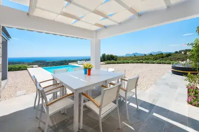 Image de Villa Ă Rhodes avec piscine et vue sur mer