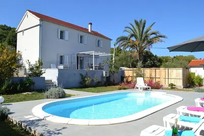 Image de Belle maison de vacances avec piscine Ă Brbinj