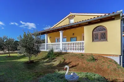 Maison de vacances א Linjan avec jardin