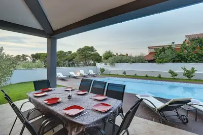 Image de Villa moderne à Pula avec piscine et parking