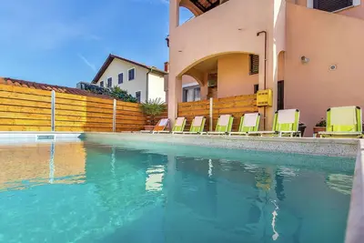 Appartement avec piscine commune