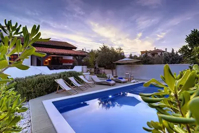 Image de Maison de vacances avec piscine près du centre