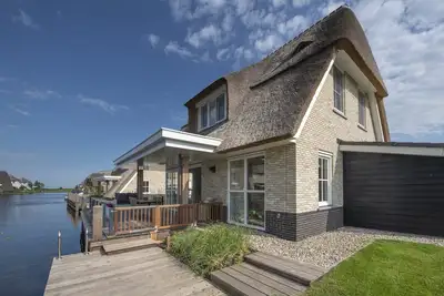 Image de Villa chic avec cheminée à Tjeukemeer