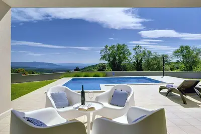 Image de Moderne Villa Histria met zwembad en uitzicht