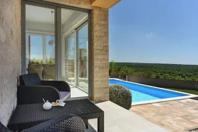 Image de Villa moderne Ă Peroj avec piscine et parasol