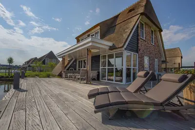 Image de Villa avec douche solaire à Tjeukemeer