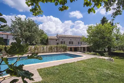 Maison de vacances spacieuse avec piscine