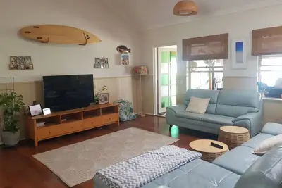 Image de Spacious family friendly home walking distance to beach and town. Pet friendly. \n