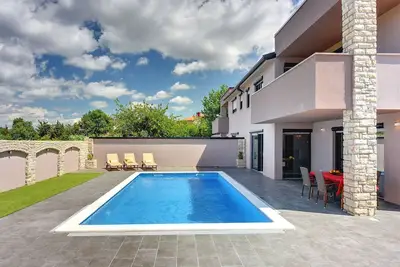 Image de Villa א Valbandon avec Piscine