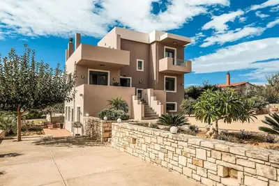 Villa moderne près de la mer à Adelianos Kampos