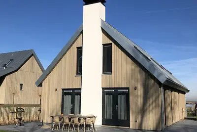 Image de Lodge moderne avec four à micro-ondes combiné