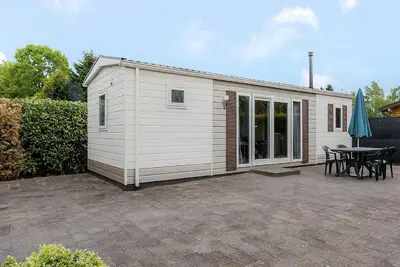 Image de Chalet dans parc de vacances avec terrasse